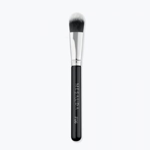 Flat foundation brush. Thanks to its curved and tapered shape it is ideal for spreading the foundation evenly along the eyes, the nose and the temples, granting an easy and comfortable application. Made of synthetic fibers with antimicrobial treatment, anti-corrosion chromed copper ferrule and birch wood handle with 7 layers of protective varnish.